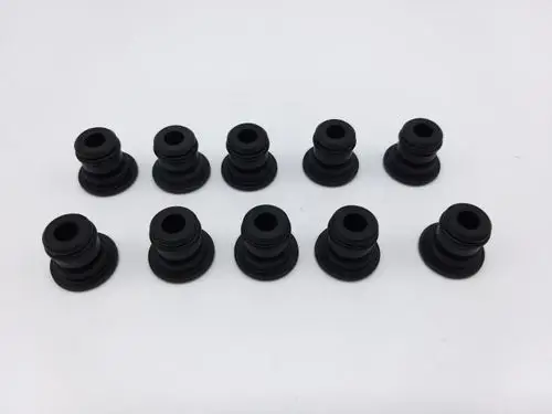 Zehn schwarze Gummi-Stopfen, stapelbar, auf weißem Untergrund, geeignet für verschiedene Anwendungen, einschließlich Produkte von Remeha.